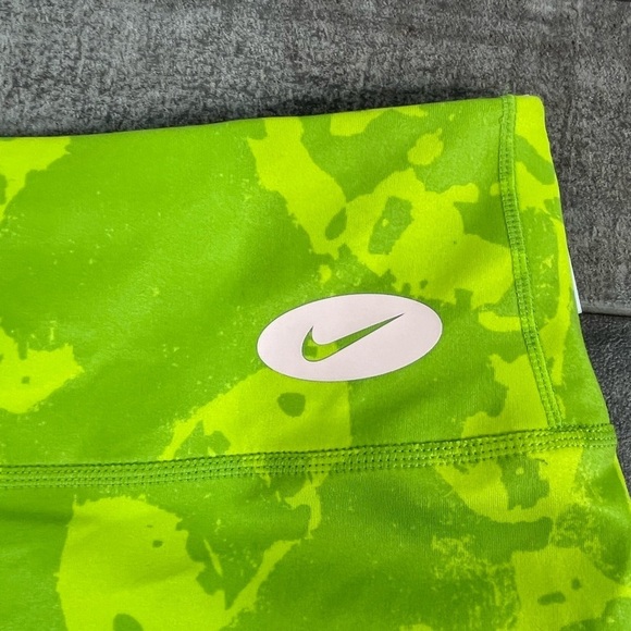 NEW Nike One Luxe Tight Fit Mid Rise Bike Shorts - Picture 4 of 12